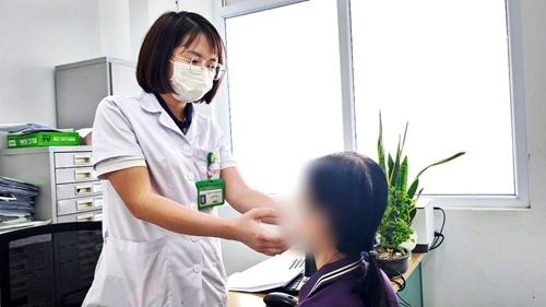 gap ky sinh trung dai gan 10cm trong mat nguoi phu nu